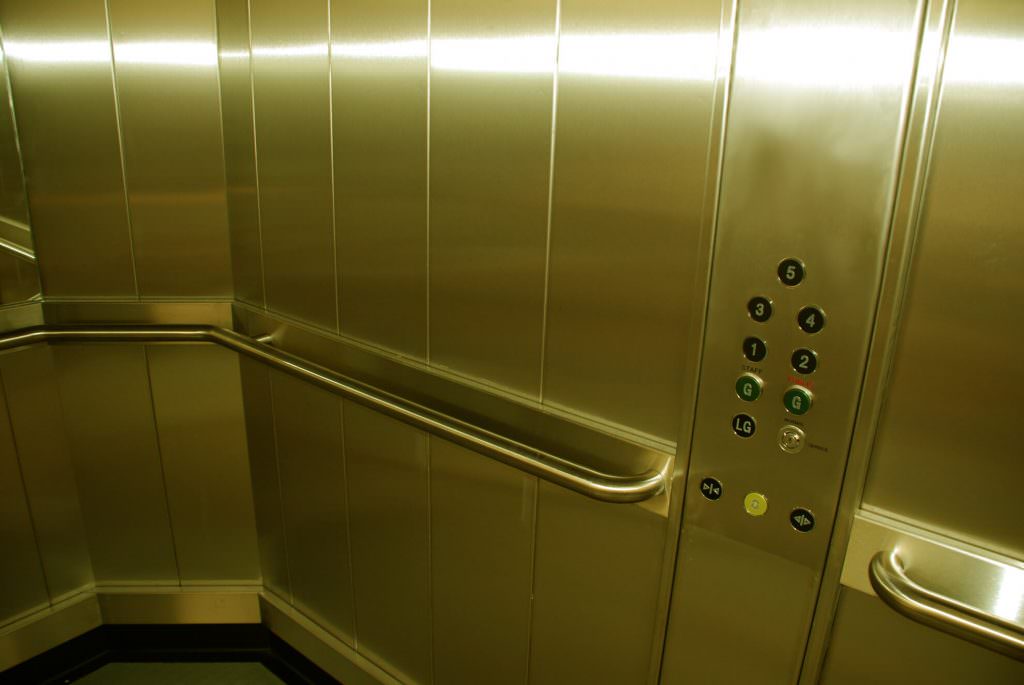 Features of maintenance and operation of elevators